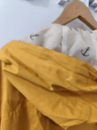 Chubasquero forrado amarillo