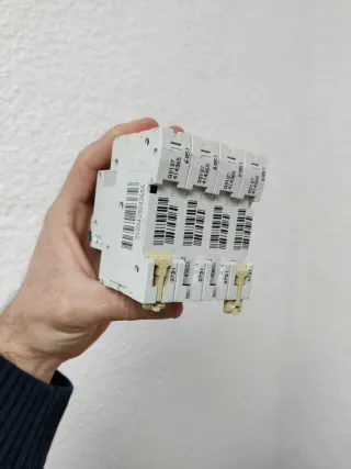 2 Interruptores Automáticos Merlin Gerin C60N