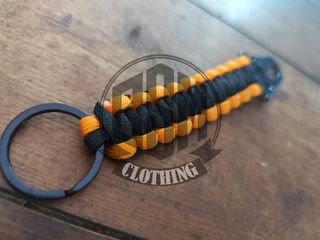 Portachiavi paracord nero e arancione