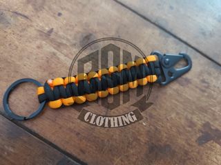 Portachiavi paracord nero e arancione