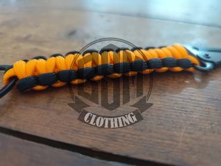 Portachiavi paracord nero e arancione