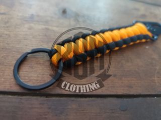 Portachiavi paracord nero e arancione