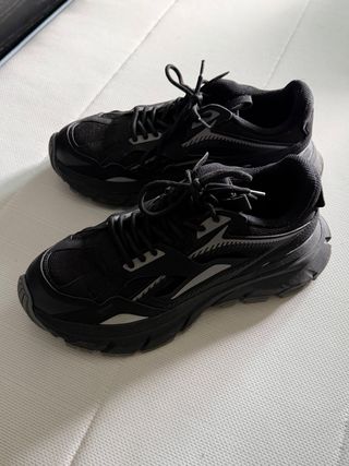 Tenis Bershka Talla 42 Negros