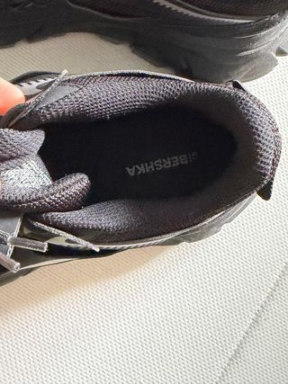 Tenis Bershka Talla 42 Negros