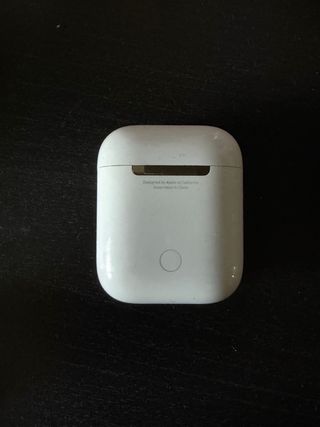 AirPods con funda roja y blanca