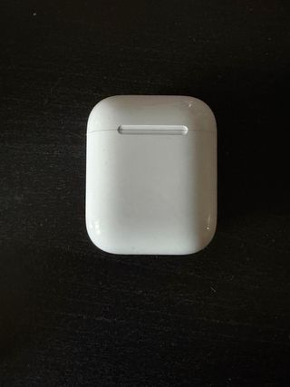 AirPods con funda roja y blanca