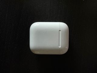 AirPods con funda roja y blanca