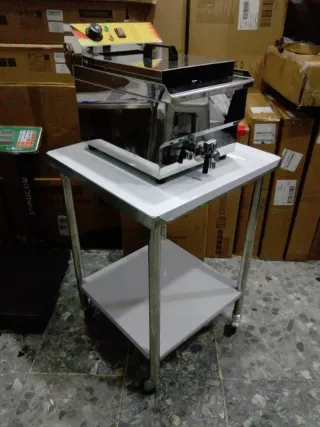 Tavolo da lavoro con ruote e freni