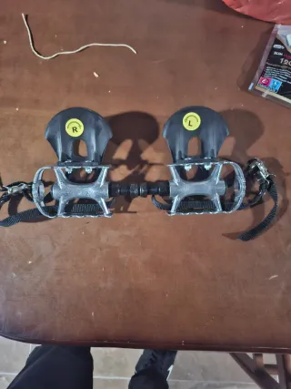 Pedales de bicicleta con correas