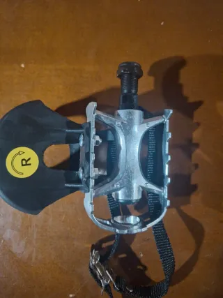 Pedales de bicicleta con correas