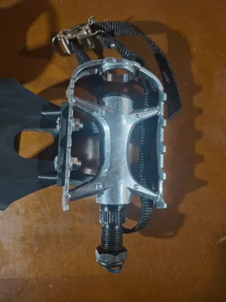 Pedales de bicicleta con correas