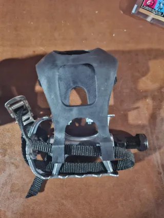 Pedales de bicicleta con correas