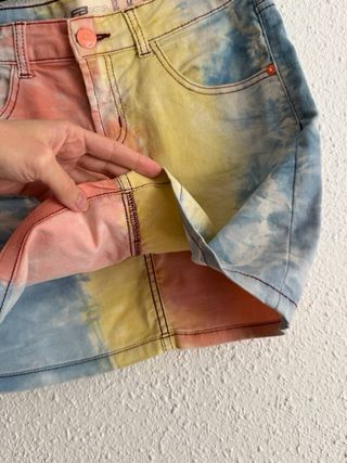 • Falda vaquera tie-dye multicolor, M