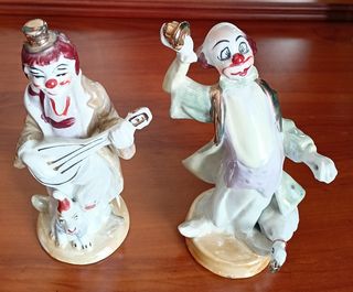 Figuras arlequín y payasos.