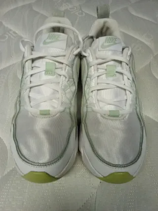 Zapatillas Nike Blancas y Plateadas