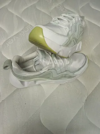 Zapatillas Nike Blancas y Plateadas