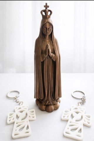 Conjunto religioso: Virgen y llaveros