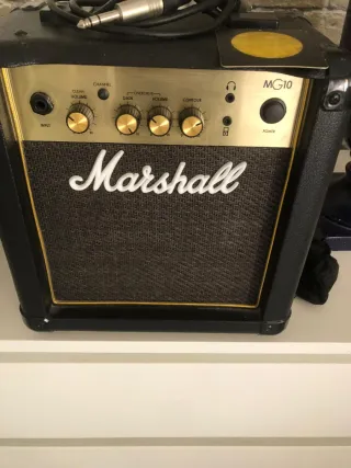 Guitarra Eléctrica AXL + Amplificador Marshall
