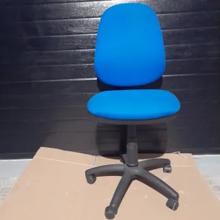 Silla de oficina azul con ruedas