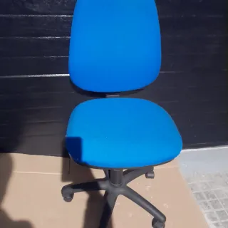 Silla de oficina azul con ruedas