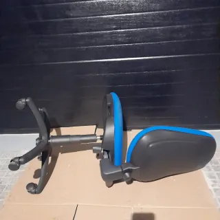 Silla de oficina azul con ruedas