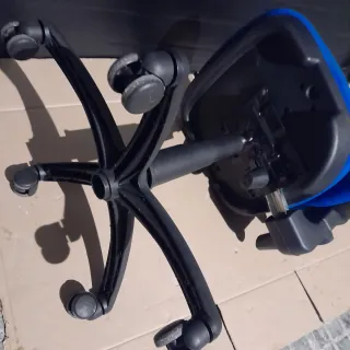 Silla de oficina azul con ruedas