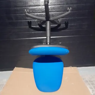 Silla de oficina azul con ruedas
