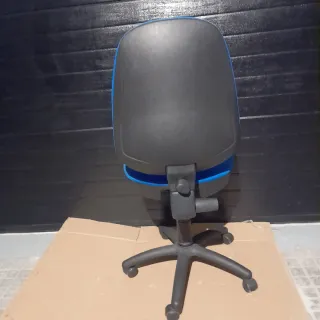 Silla de oficina azul con ruedas