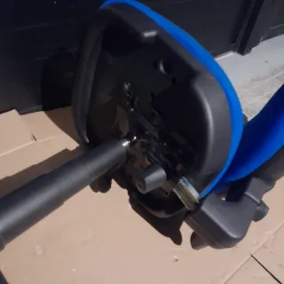 Silla de oficina azul con ruedas