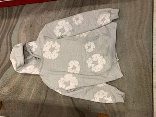 Sudadera gris con estampado blanco