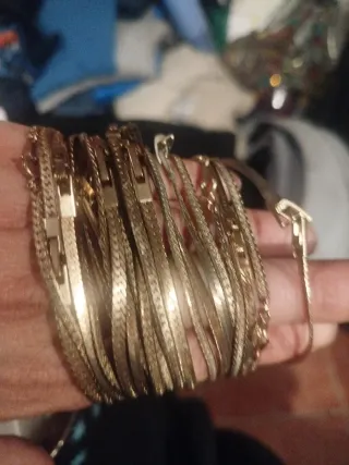 Pulseras doradas estilo serpiente