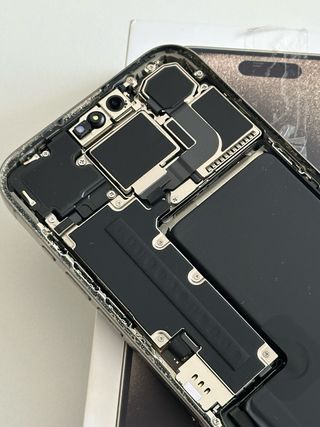 Struttura iPhone 15 Pro Max (Grigio/Argento)