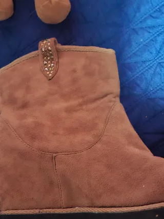 Botines ante beige con pedrería dorada