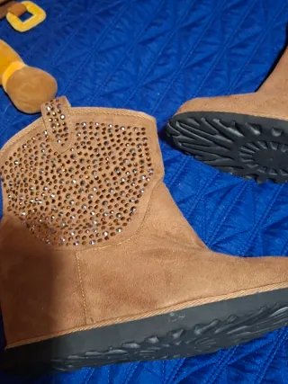 Botines ante beige con pedrería dorada