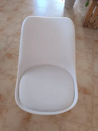 Mesa cristal y sillas nórdicas de madera