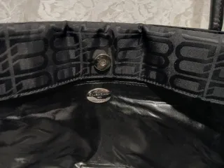 Bolso Tote negro estampado con logos