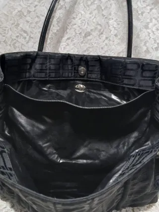 Bolso Tote negro estampado con logos