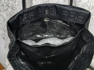 Bolso Tote negro estampado con logos