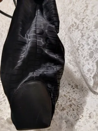 Bolso Tote negro estampado con logos