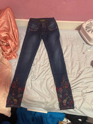 Pantalón pitillo tiro bajo bordado