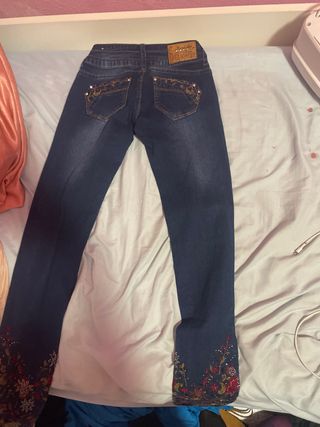 Pantalón pitillo tiro bajo bordado