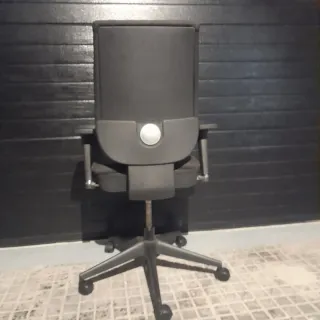 Silla de oficina negra con ruedas