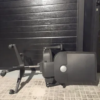 Silla de oficina negra con ruedas