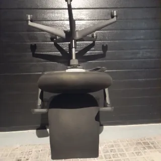 Silla de oficina negra con ruedas