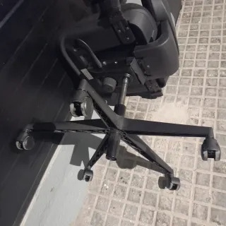 Silla de oficina negra con ruedas