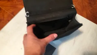 Bolso negro con cadena plateada