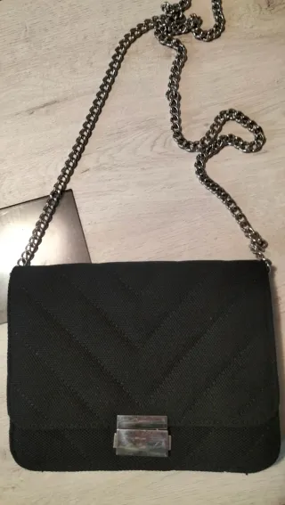 Bolso negro con cadena plateada