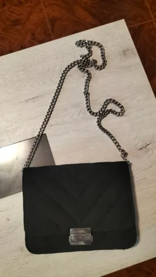 Bolso negro con cadena plateada