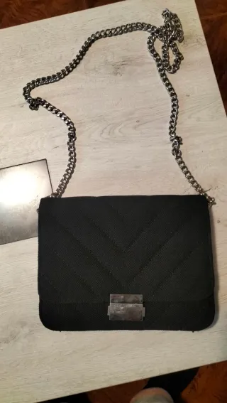 Bolso negro con cadena plateada