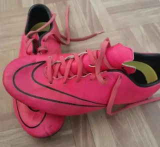 Botas de fútbol Nike rosas